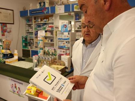 Imagen El responsable de la farmacia de Olombrada valora con Miguel Ángel de Vicente el buen funcionamiento del Sistema Personalizado de...